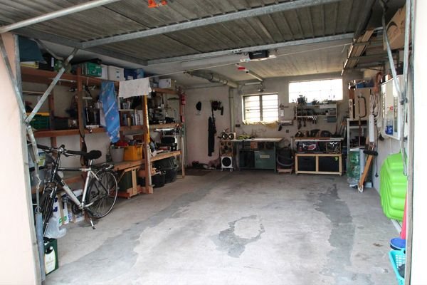 Garage mit elektrischem Tor