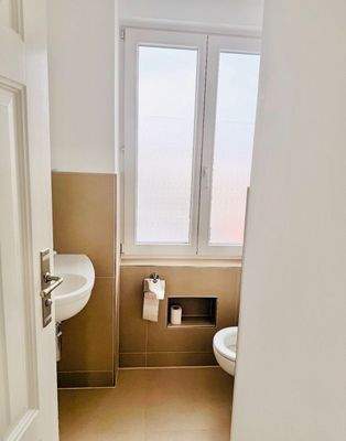 Separater WC-Raum mit Waschbecken