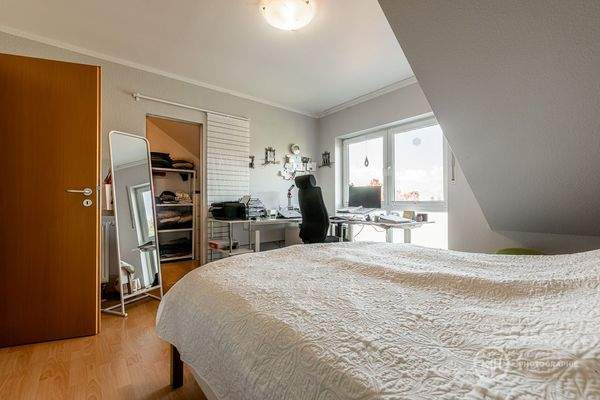 Schlafzimmer mit begehbaren Kleiderschrank