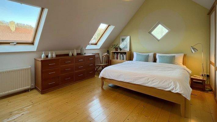 Geräumiges Schlafzimmer mit gemütlichen Dachschrägen
