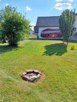 .... mit uriger Grillstelle.