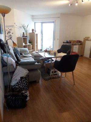 Wohnzimmer mit Zugang zum Balkon