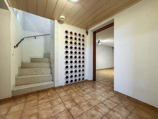 Kellerflur mit Flaschenablage