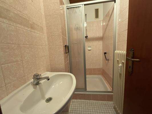 Badezimmer mit Dusche