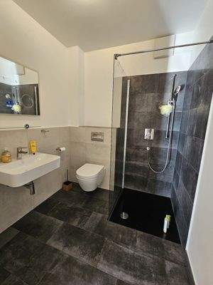 Gäste WC mit Dusche 