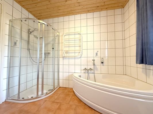 großes Bad mit Dusche und Badewanne