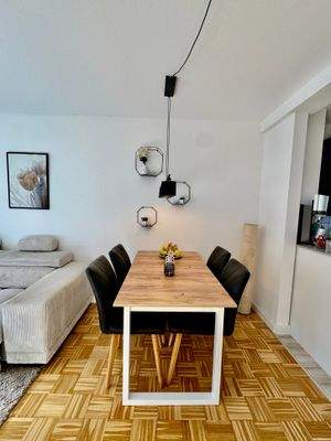 Offener Wohn- und Essbereich mit Küche