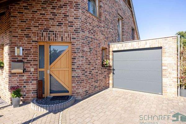 Haustür und Garage