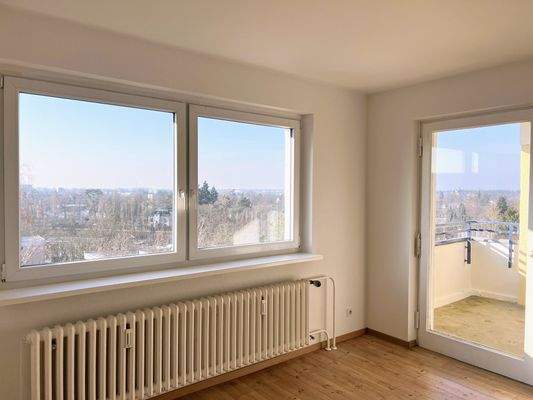 Helles Wohnzimmer mit Loggia