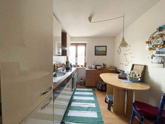 Einbauküche mit Essplatz.jpg