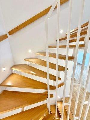 mit eleganter Spotbeleuchtung