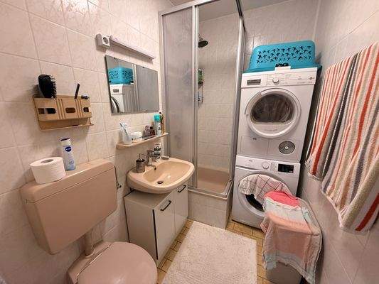 16 Badezimmer mit Dusche