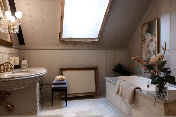 Bad mit Wanne und Dusche