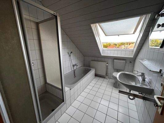 Badezimmer (DG-Wohnung)