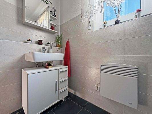 EG Gäste-WC: Schöner Waschtisch mit Stauraum für Handtücher und Pflegeprodukte