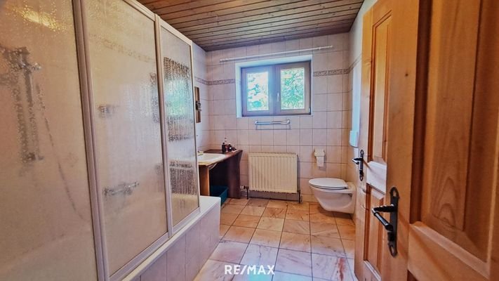 24 Badezimmer mit WC