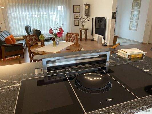 Küche mit Blick in den Wohnbereich