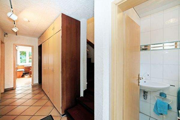 Flur EG mit Gäste-WC