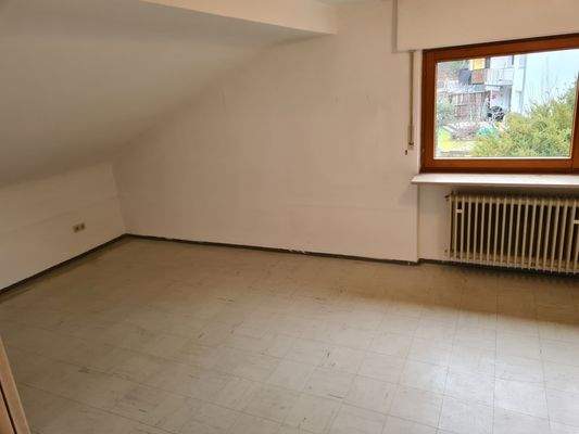 Zimmer mit Dachschräge