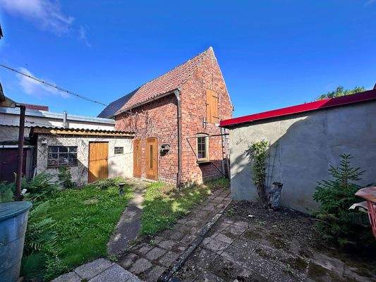 Innenhof mit Nebengelass und Stall