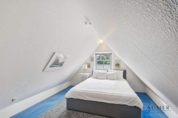 Schlafzimmer 4 - Spitzboden - (KI generiert)