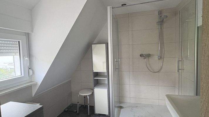 Bad mit großer Dusche DG