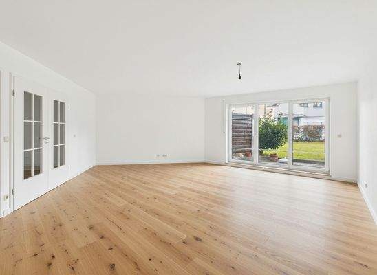 Renovierungsbeispiel - Wohnbereich (Boden neu, Türen weiß lackiert)