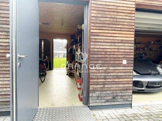Rechts Garage, links Blick durch die Werkstatt Richtung Garten