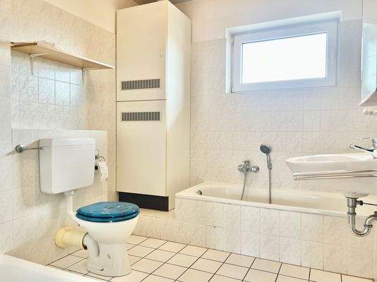 OG Bad mit Dusche + Wanne