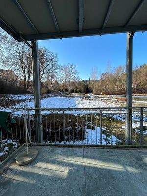 Balkonblick auf verschneite Wiese