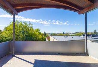 überdachter Balkon mit Panoramablick