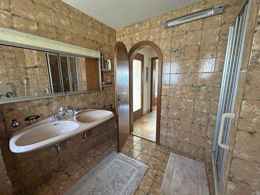 Bad mit Wanne u. Dusche im EG