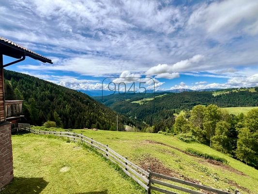 Geschlossener Hof mit Panoramablick in Jenesien - Südtirol