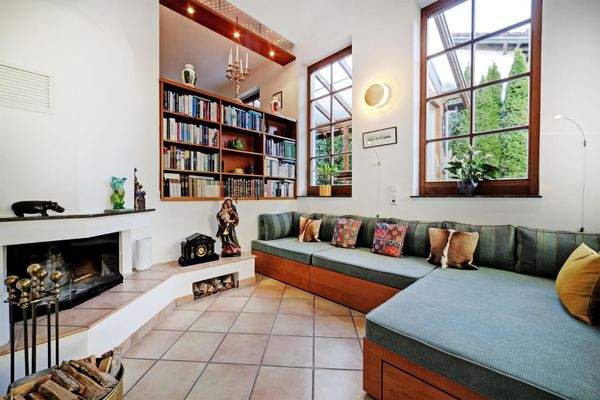 Loungebereich mit Kamin