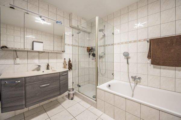 Bad mit Dusche und Wanne