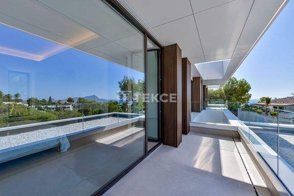 Detached Villa with Pool and Underground Parking in Altea Alicante