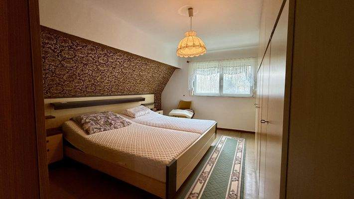 Schlafzimmer, Raumhöhe 2,3 m