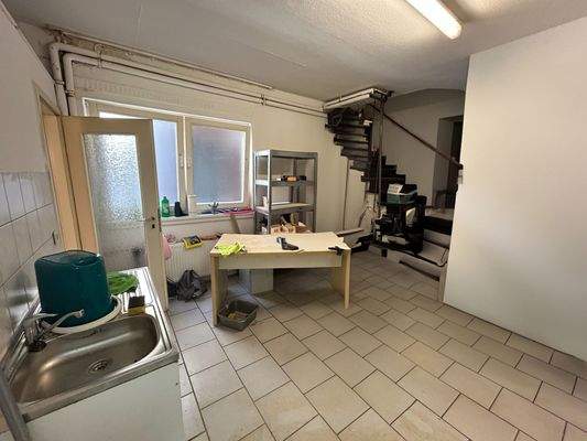3 Lagerraum mit Küchenelement