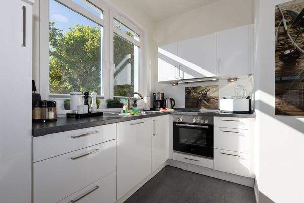 Die geräumige Einbauküche mit Markengeräten