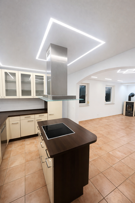 Großzügiger offener Wohn-Essbereich mit Kamin