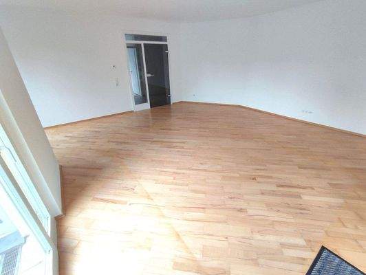 geräumiges Wohnzimmer