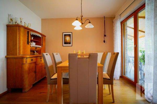 ...Esszimmer und Zugang zur...