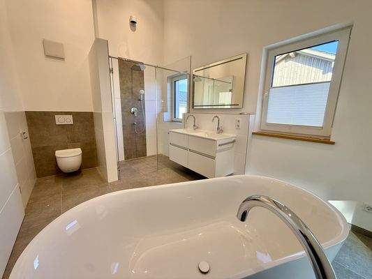 OG: Bad mit XL-Regendusche