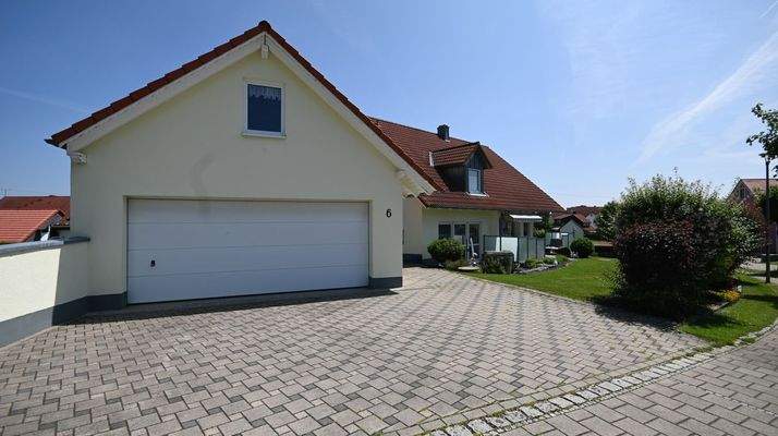 Großes Garagengebäude...