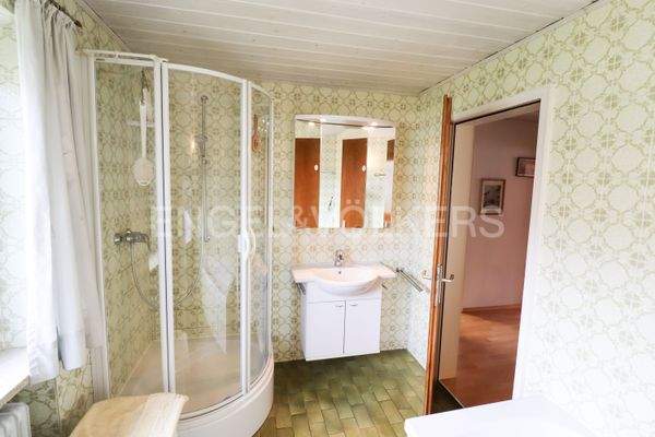 Badezimmer mit Dusche, Wanne und WC im OG.jpg