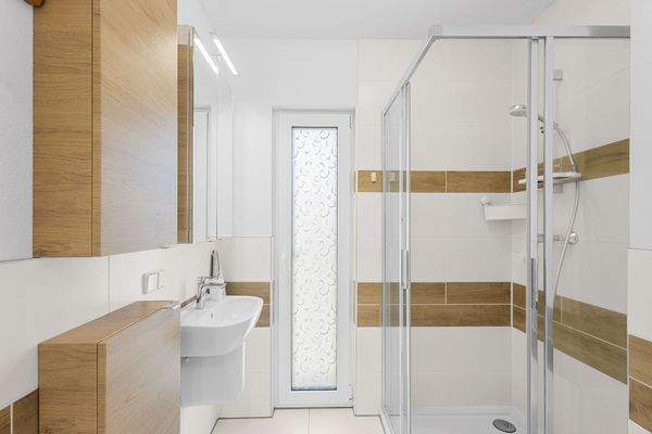 Gäste-WC mit Dusche