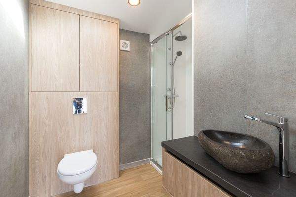 Badezimmer mit Dusche (Beispielfoto)