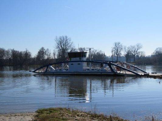 Gute Verkehrsverbindung mit der Donaufähre 