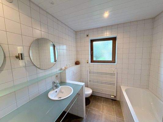 Badezimmer EG.JPG