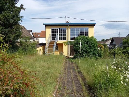 Rückseite mit Wintergarten und großem Garten